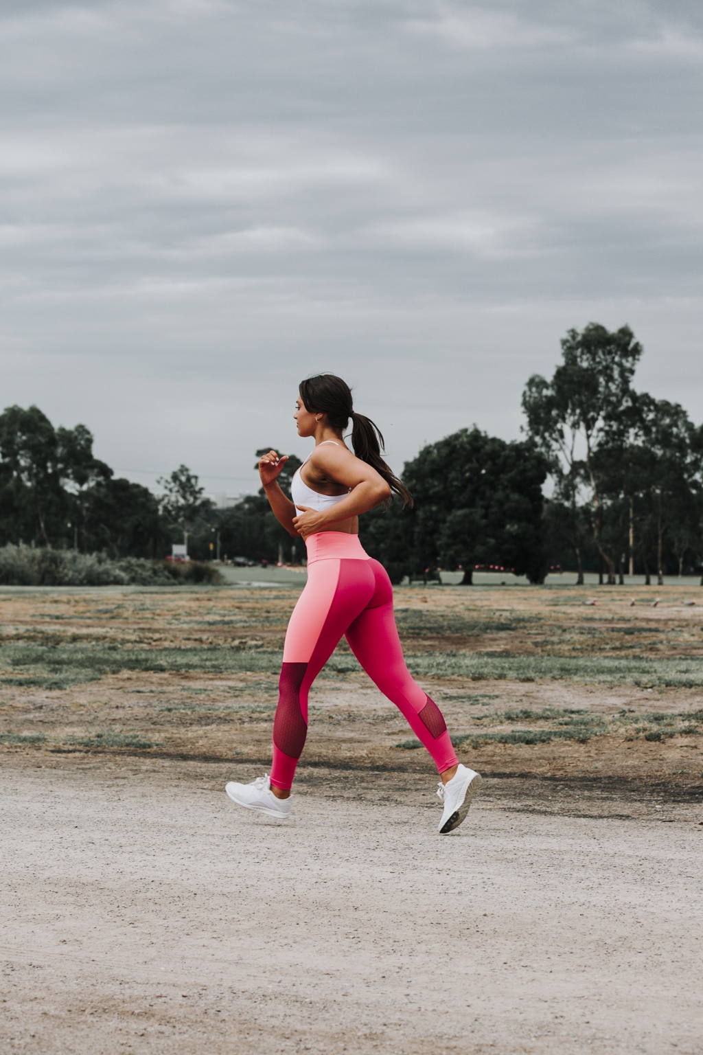 Alexandra Sarandis running in a fitness campaign